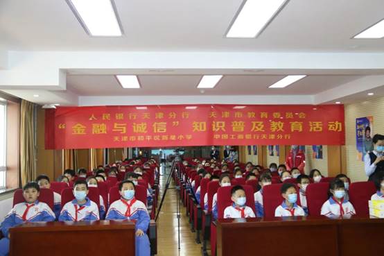 会议室里的人们
中度可信度描述已自动生成